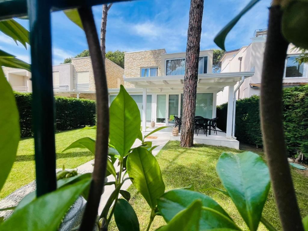 Villa Dëbora, Lura 3 Gjiri i Lalëzit