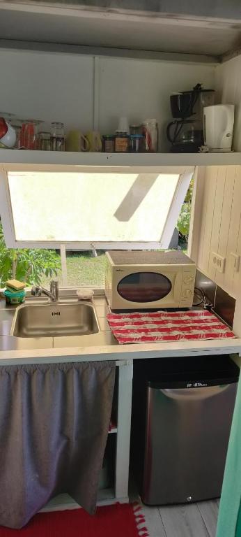 Kuchyň nebo kuchyňský kout v ubytování bungalow vue lagon 180 degré, la maison bleue
