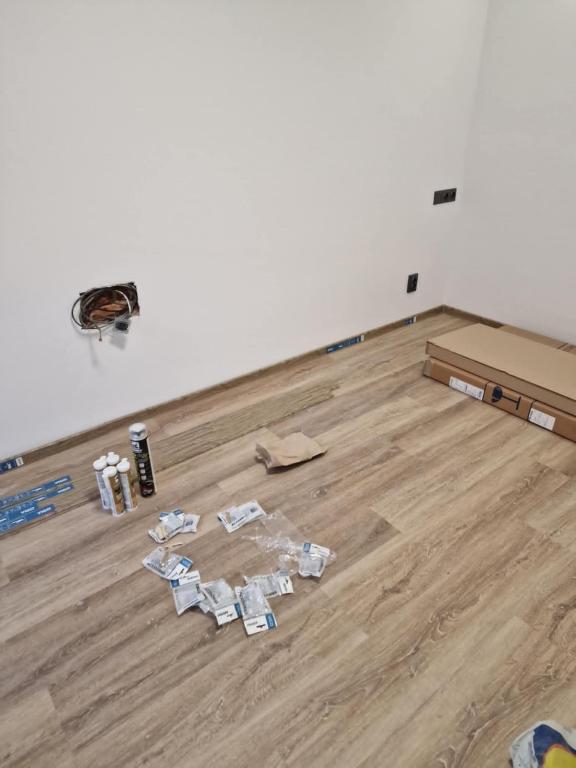 une pièce avec un sol en parquet et des caissons dans l'établissement Verdi, à Slezská Ostrava