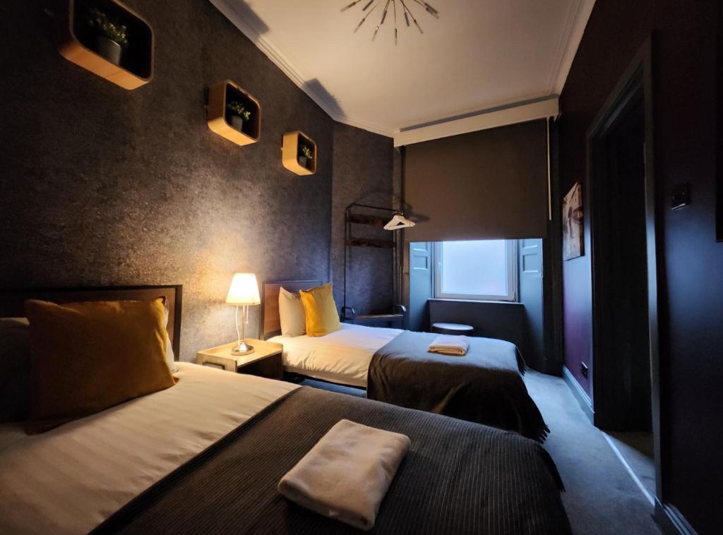 Postel nebo postele na pokoji v ubytování Frederick Douglass - Rooms In The City
