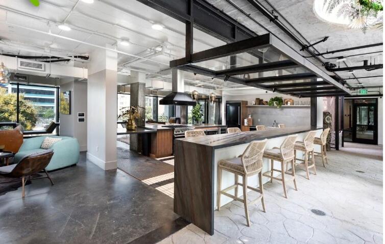 Zimmer mit einer Bar mit Stühlen und einer Küche in der Unterkunft The Urban Zen Studio in San Diego