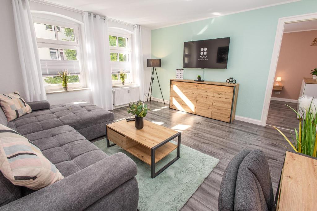 マクデブルクにあるLuxury Vista Apartment I Küche I WLAN I Smart-TV I Zentralのソファとテレビのあるリビングルーム
