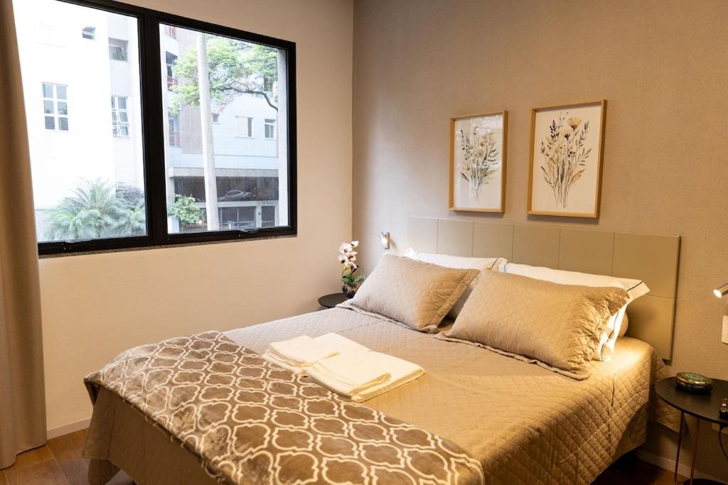 une chambre avec un lit avec un plateau dessus dans l'établissement Guaja - 745 - Amora Mel Apartamento, à Belo Horizonte