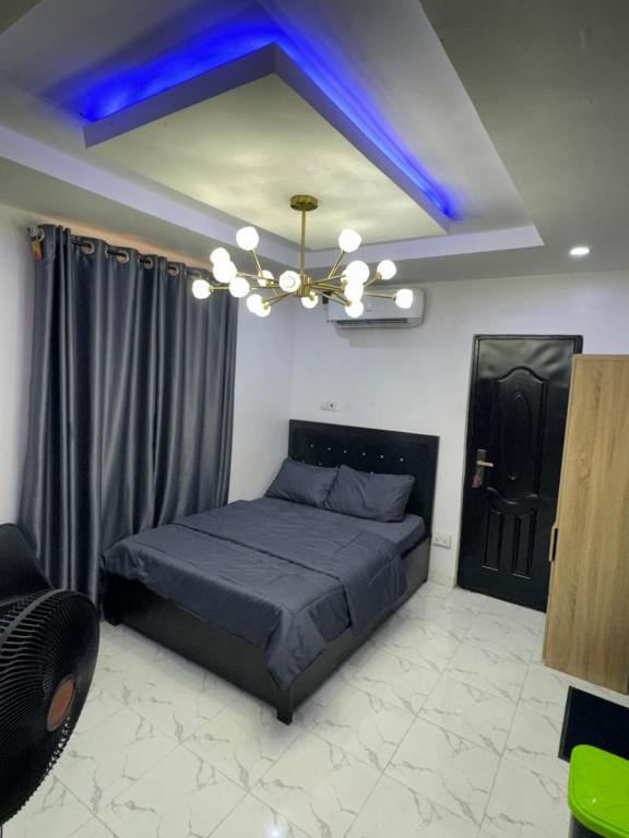 Postel nebo postele na pokoji v ubytování Serenity Suites