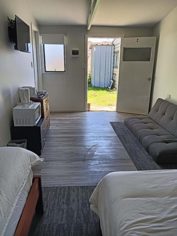 2 double and 1 sofa beds garden chalet, 7C Salisbury Road, Rotorua - Resim 4