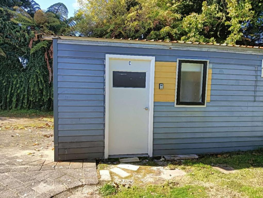 2 double and 1 sofa beds garden chalet, 7C Salisbury Road, Rotorua - Resim 5