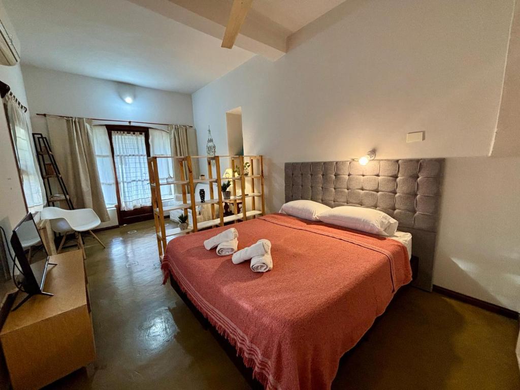 a bedroom with two towels on a bed at Posada del Valle solo adultos in Merlo