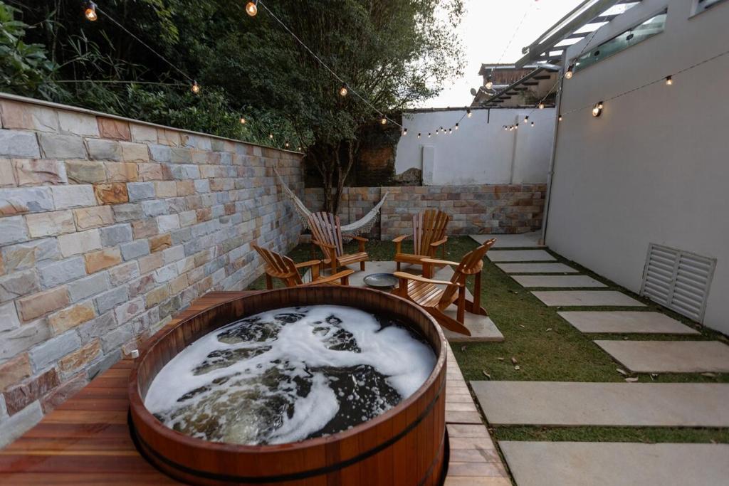 a hot tub with snow in a backyard at Casa Floresta - Caminhos de OP in Ouro Preto