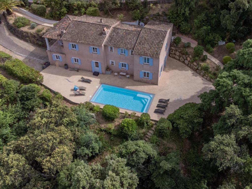 une vue aérienne d'une maison avec piscine dans l'établissement Plage, à Cavalaire-sur-Mer