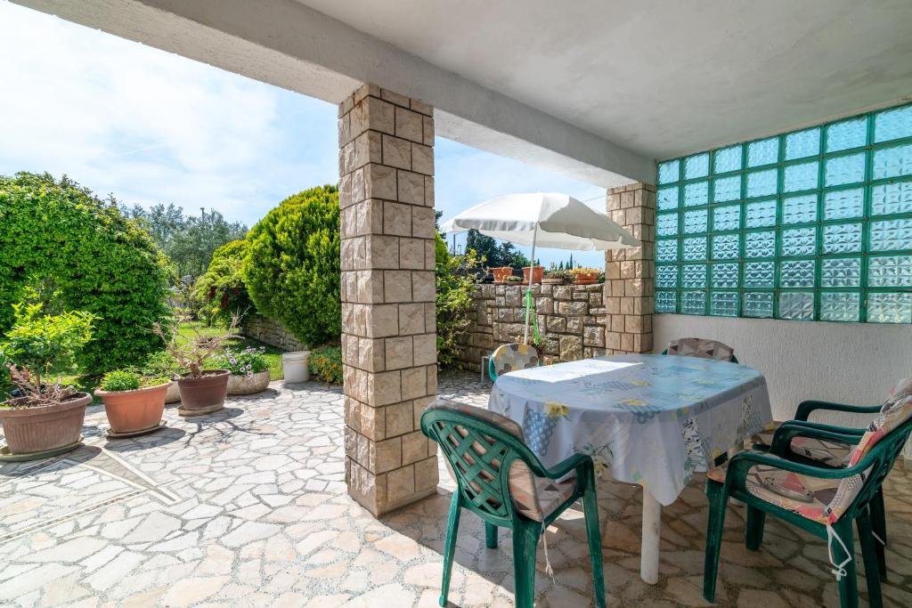 Apartments with parking space Pula - 2252