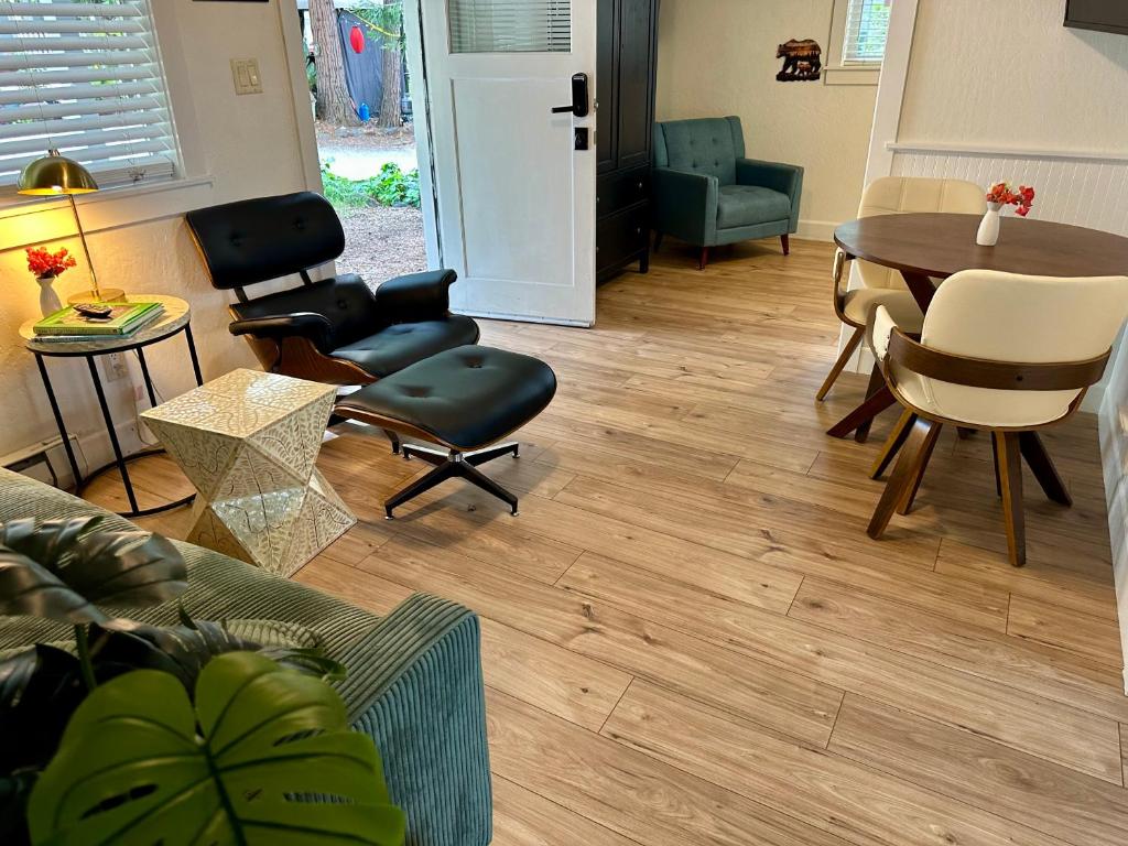 The Pines Inn and Cottages - Deluxe Suite