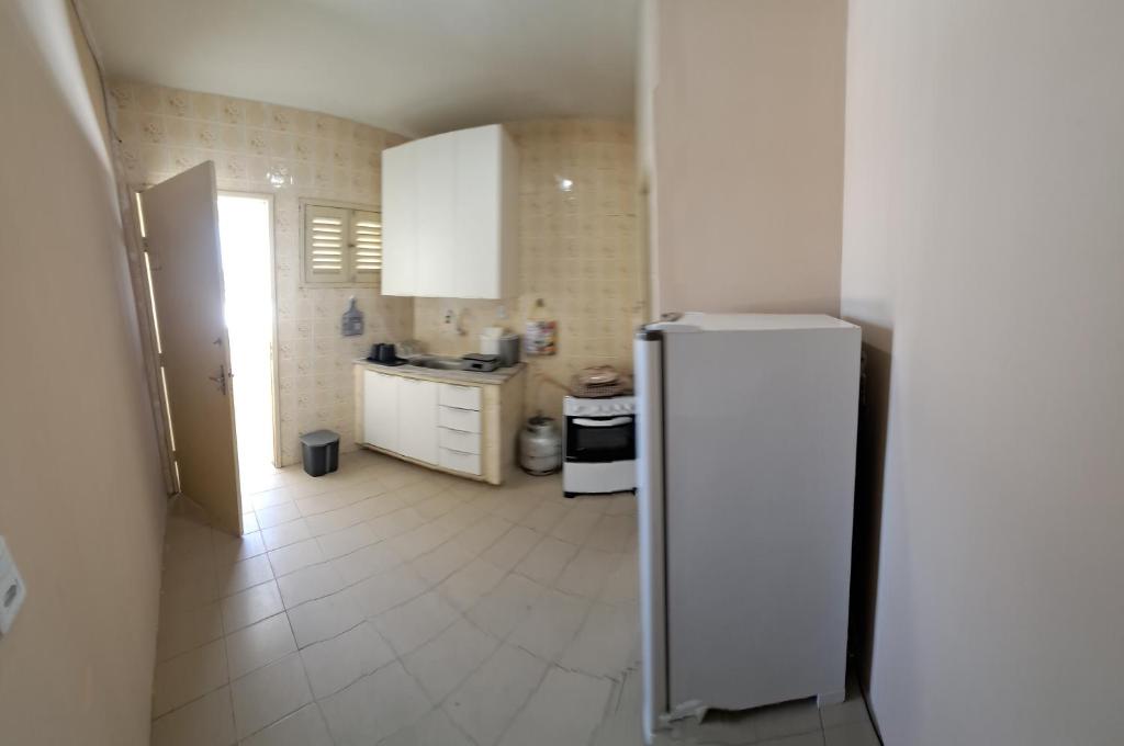 eine Küche mit einem weißen Kühlschrank im Zimmer in der Unterkunft Apartamento 20m Parque do Povo in Campina Grande
