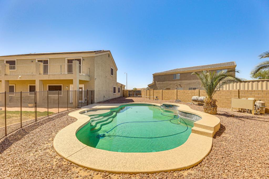una pequeña piscina frente a una casa en 8 Mi to Dtwn Casa Grande Poolside Paradise!, en Casa Grande