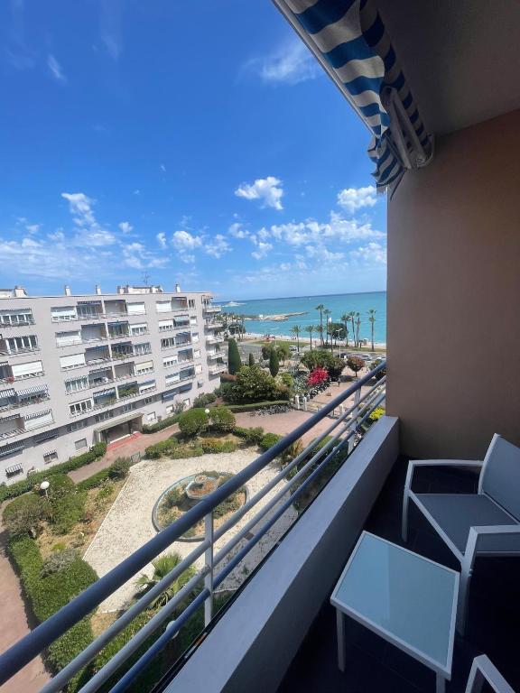 d'un balcon avec des chaises et une vue sur l'océan. dans l'établissement Sea view apartment, à Cagnes-sur-Mer