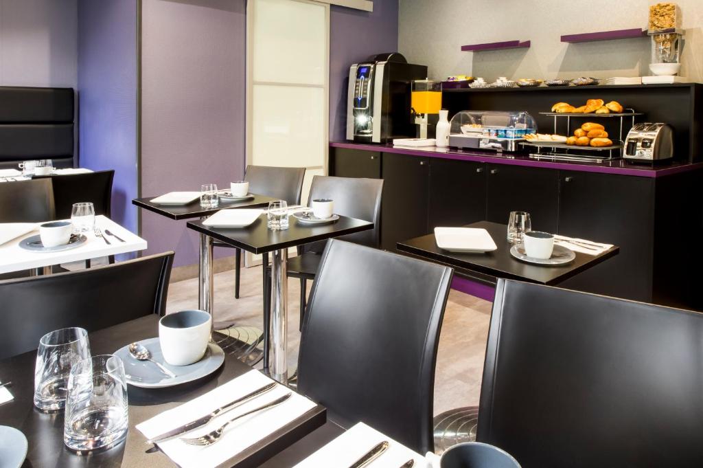 Kuchyň nebo kuchyňský kout v ubytování Hotel des Savoies Lyon Perrache