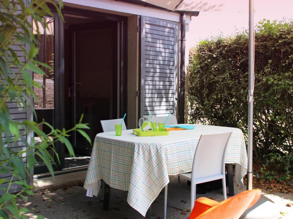 une table avec un chiffon de table vert et blanc dans l'établissement Apartment in Amboise near Royal Château, à Amboise