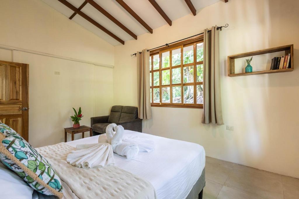 Postel nebo postele na pokoji v ubytování Villa Piňa dorada dependencia del hotel Casa Merlin
