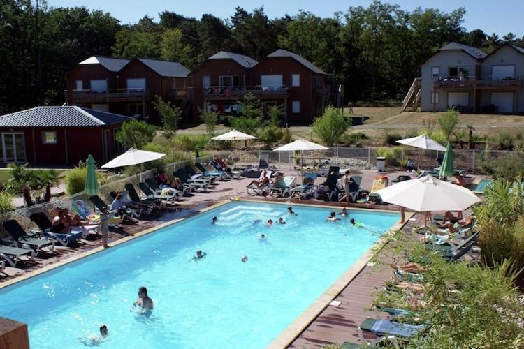 un groupe de personnes dans une piscine dans l'établissement Apartment in Loire Valley with Pool, à Chaveignes