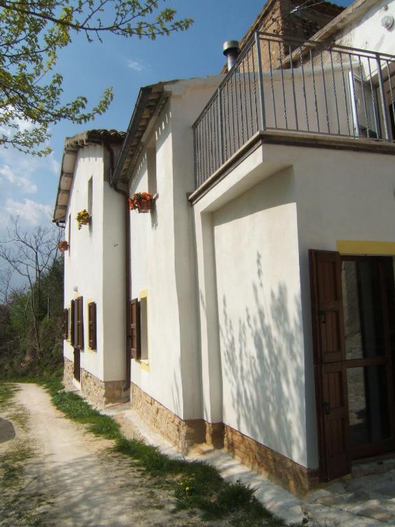 a house with a balcony on the side at La Casetta di Zio Gino in Cingoli