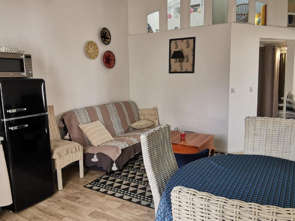 Photo de la galerie de l'établissement Maison charmante rénovée à 200m de la plage, terrasse sud, centre-ville La Faute-sur-Mer - FR-1-194-250, à La Faute-sur-Mer