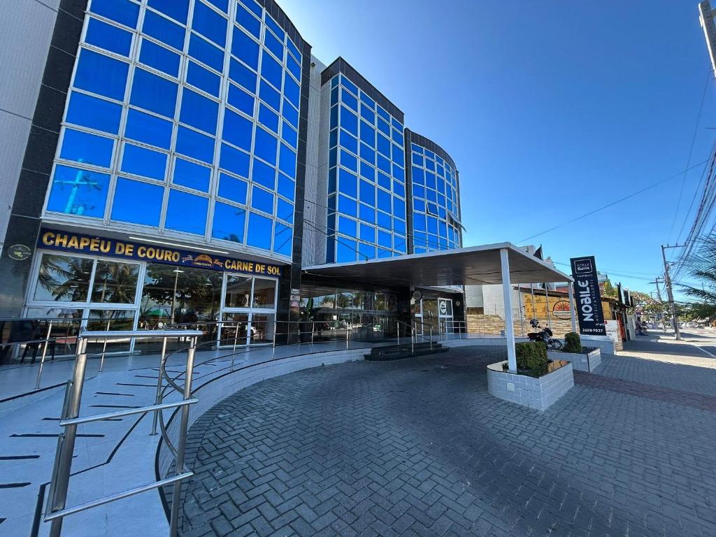 Un gran edificio con una pasarela delante de él. en Bela Hospedagem - Imperial Flat - Beira mar de Tambaú, en João Pessoa