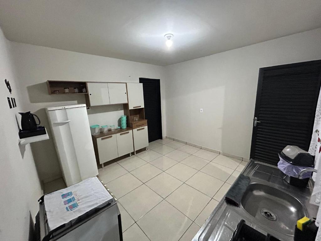 eine Küche mit Spüle und Kühlschrank in der Unterkunft Flat Girassol 02 próximo a Graciosa e UFT in Palmas