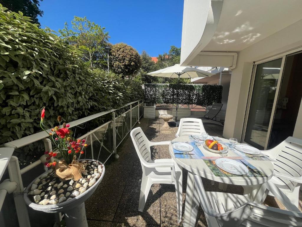 un patio avec une table et des chaises sur un balcon dans l'établissement T2 avec Terrasse et Accès Direct Plage à Arcachon - FR-1-374-228, à Arcachon
