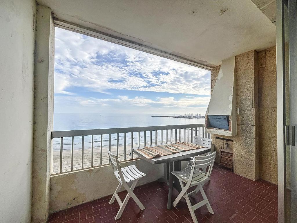 un balcon avec une table et des chaises et une vue sur l'océan dans l'établissement Palavas F2 lumineux, proche plage et commerces, TV et wifi inclus - FR-1-715-102, à Palavas-les-Flots