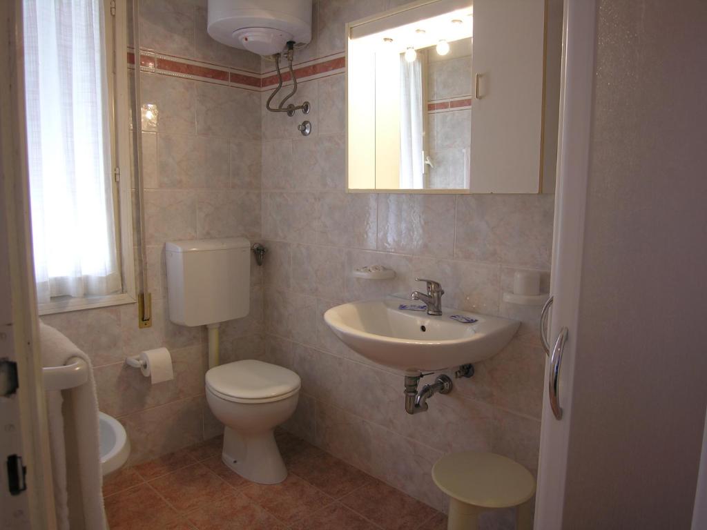 Koupelna v ubytování Hotel Garni Tahiti