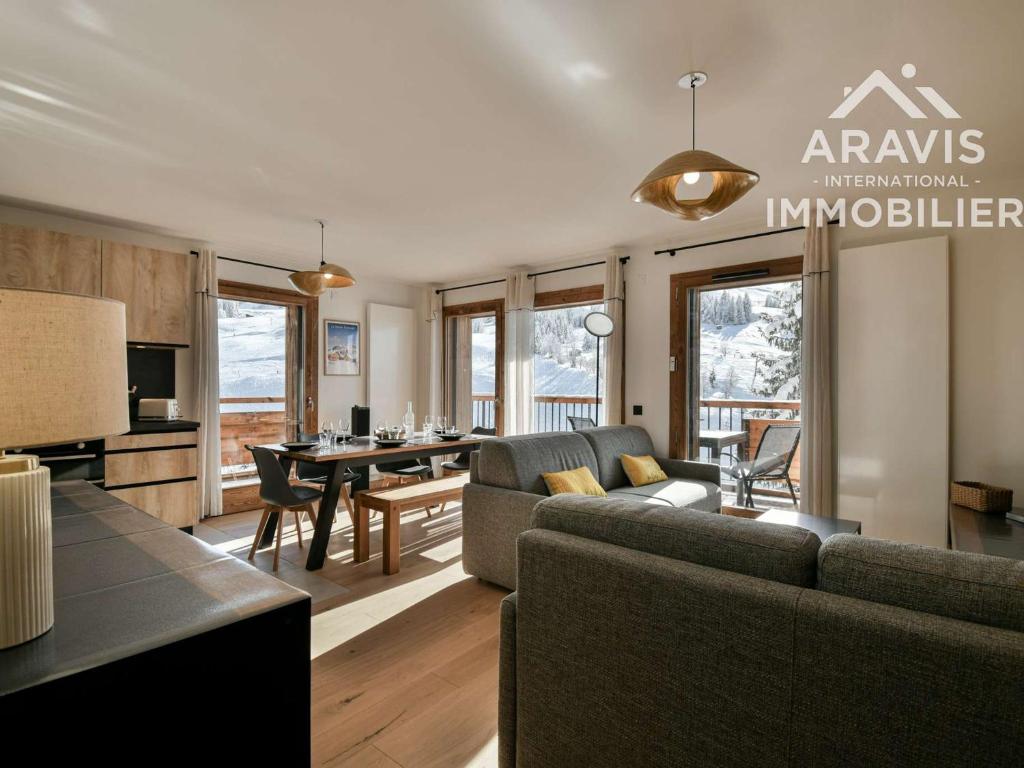 un salon avec un canapé et une table dans l'établissement Appartement moderne 6 pers., confortable avec balcon - Le Grand-Bornand - FR-1-391-210, au Grand-Bornand