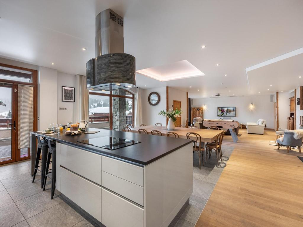 une cuisine et un salon avec une salle à manger dans l'établissement Loft Émeraude: 7 pers, spa, piscine, parking - FR-1-809-12, à Hauteluce