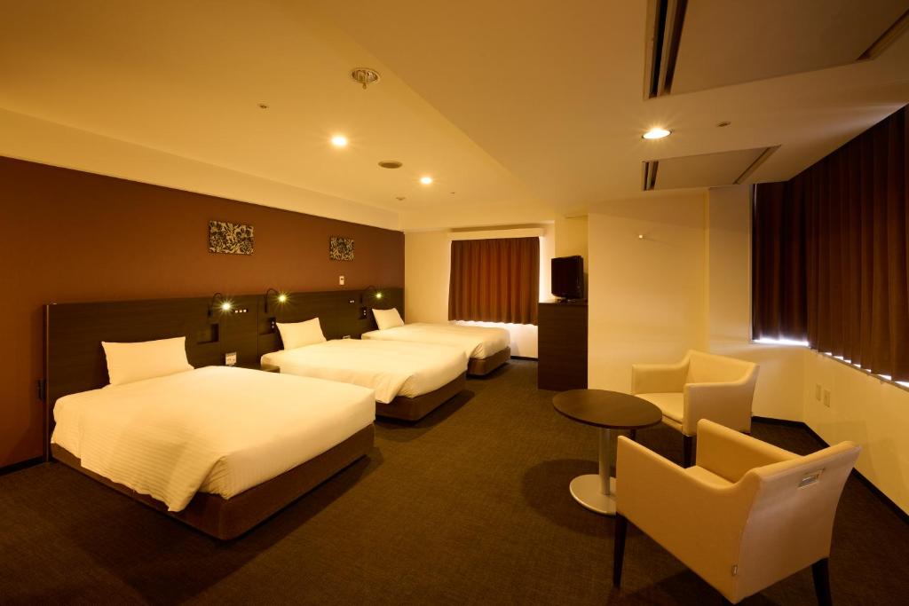 Postel nebo postele na pokoji v ubytování Smile Hotel Kyoto Shijo