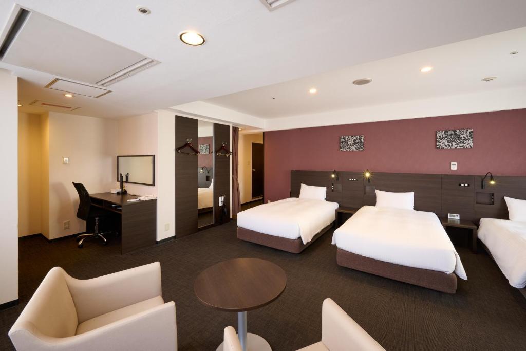 Postel nebo postele na pokoji v ubytování Smile Hotel Kyoto Shijo