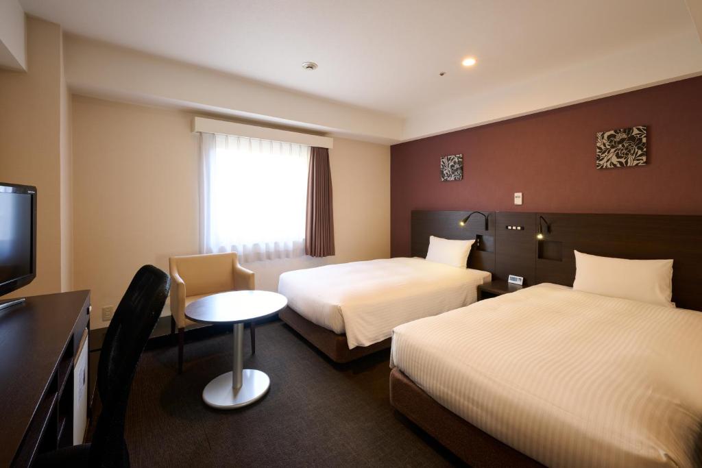 Postel nebo postele na pokoji v ubytování Smile Hotel Kyoto Shijo