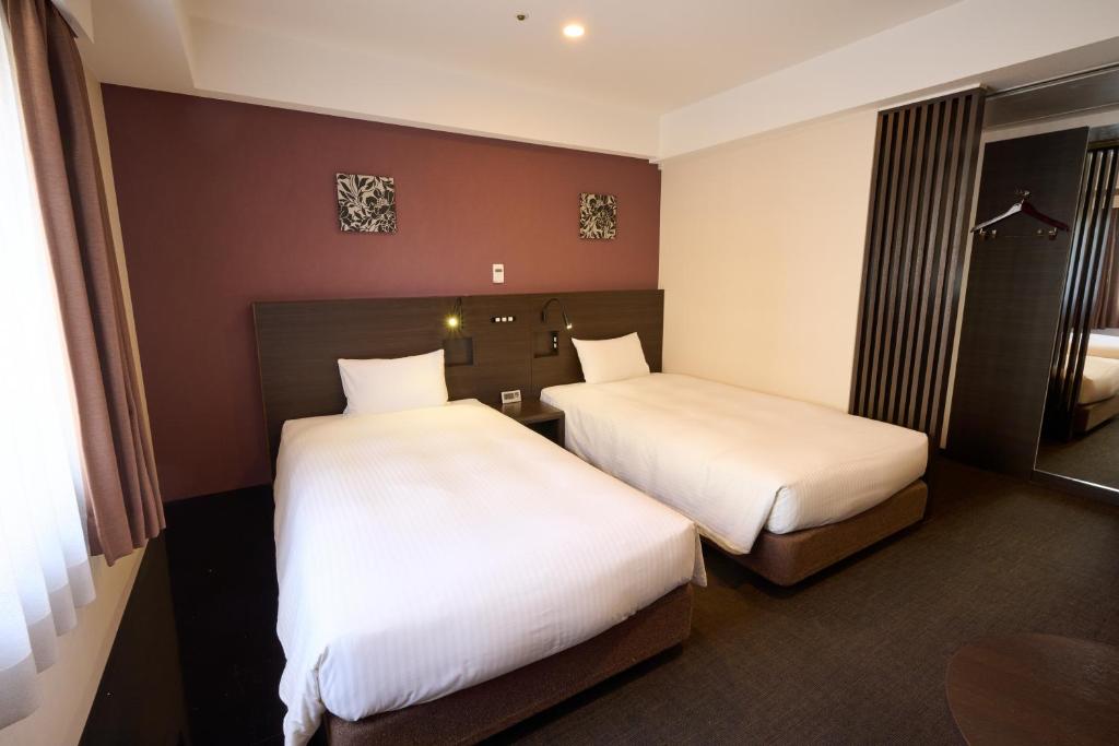 Postel nebo postele na pokoji v ubytování Smile Hotel Kyoto Shijo