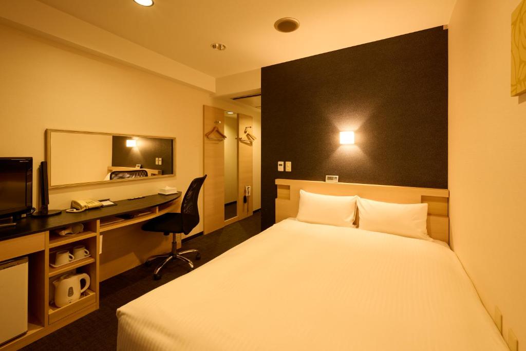 Postel nebo postele na pokoji v ubytování Smile Hotel Kyoto Shijo