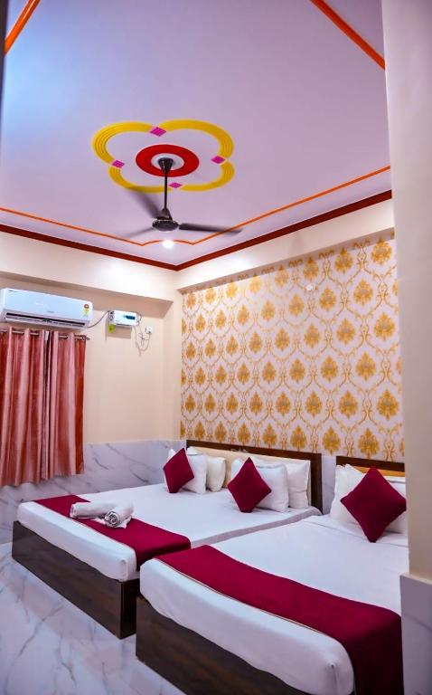 Postel nebo postele na pokoji v ubytování Hotel The Param Grand Regency - 750 Meters From Ram Mandir Ayodhya A Unit of Ramansh Group of Hotels
