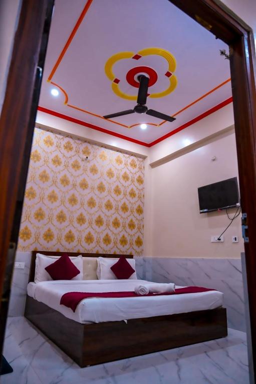 Postel nebo postele na pokoji v ubytování Hotel The Param Grand Regency - 750 Meters From Ram Mandir Ayodhya A Unit of Ramansh Group of Hotels