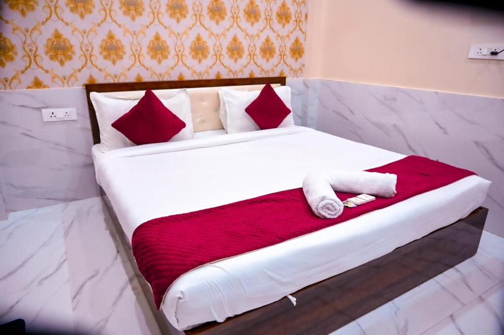 Postel nebo postele na pokoji v ubytování Hotel The Param Grand Regency - 750 Meters From Ram Mandir Ayodhya A Unit of Ramansh Group of Hotels