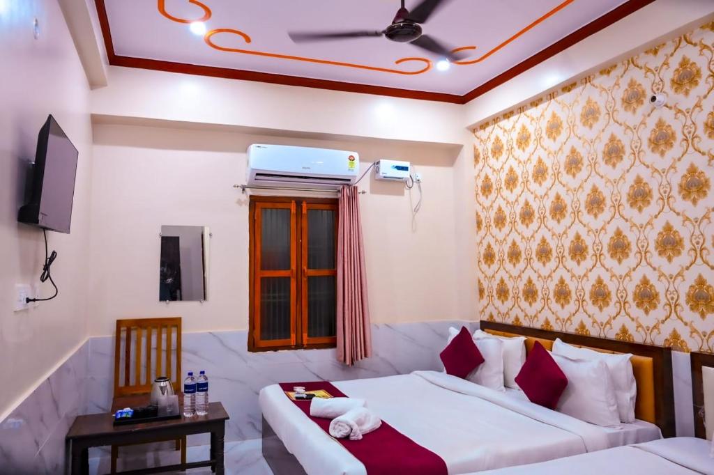 Postel nebo postele na pokoji v ubytování Hotel The Param Grand Regency - 750 Meters From Ram Mandir Ayodhya A Unit of Ramansh Group of Hotels