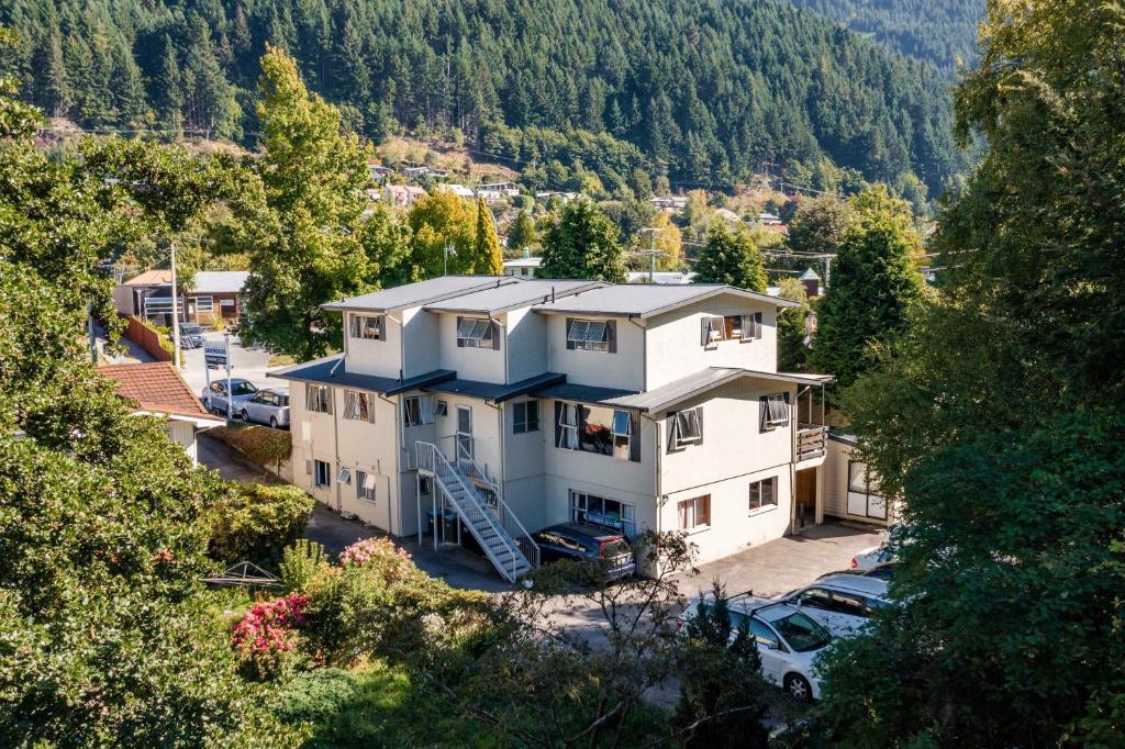 an aerial view of a house with a parking lot at The Flaming Kiwi Backpackers in Queenstown