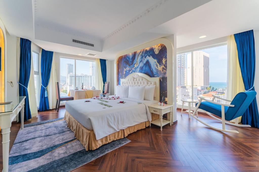 Giường trong phòng chung tại Nha Trang Prince Hotel
