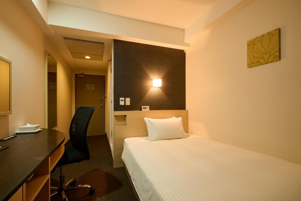 Postel nebo postele na pokoji v ubytování Smile Hotel Kyoto Shijo