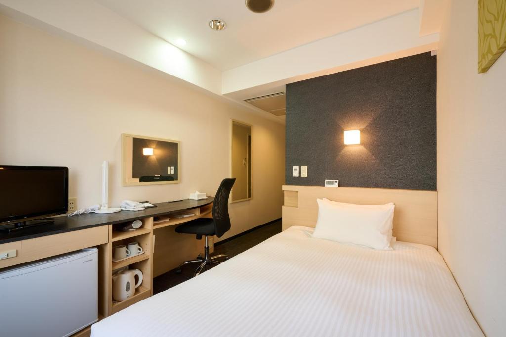 Postel nebo postele na pokoji v ubytování Smile Hotel Kyoto Shijo