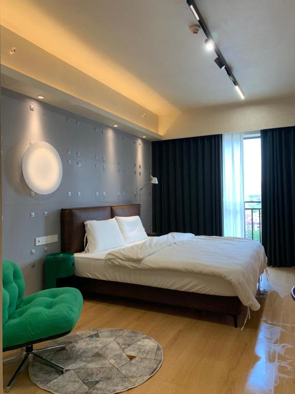 Giường trong phòng chung tại Hui Xiang Designer Art Homestay