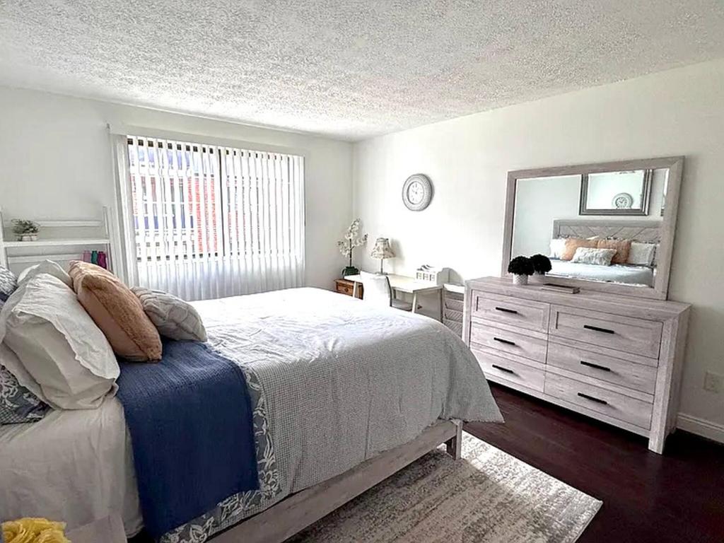 - une chambre avec un lit, un miroir et une commode dans l'établissement NEW - Mins to Hospitals - Manchester - Derry - Nashua - Concord - Queen Bed, à Manchester