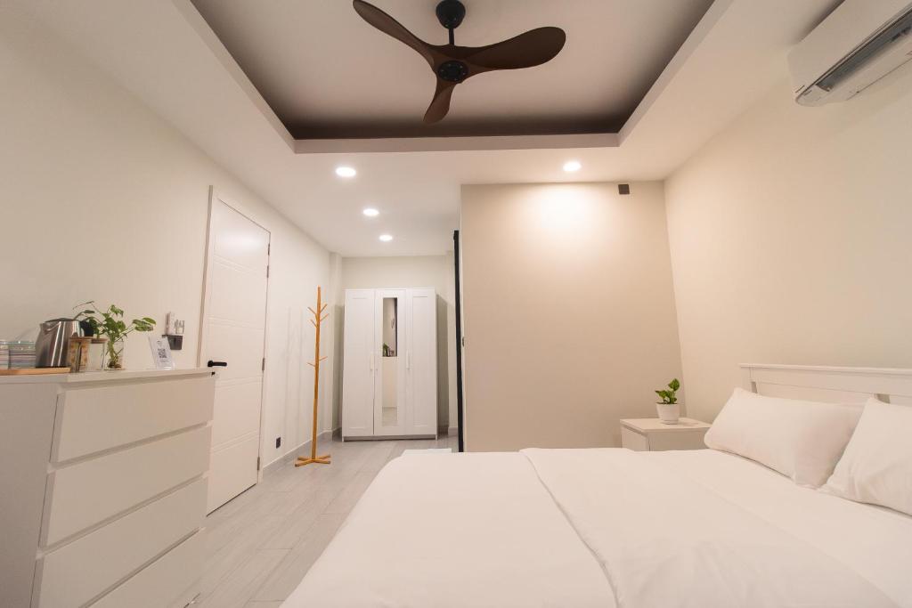 Postel nebo postele na pokoji v ubytování 203 Comfy Modern Room in Hulhumale by the Beach