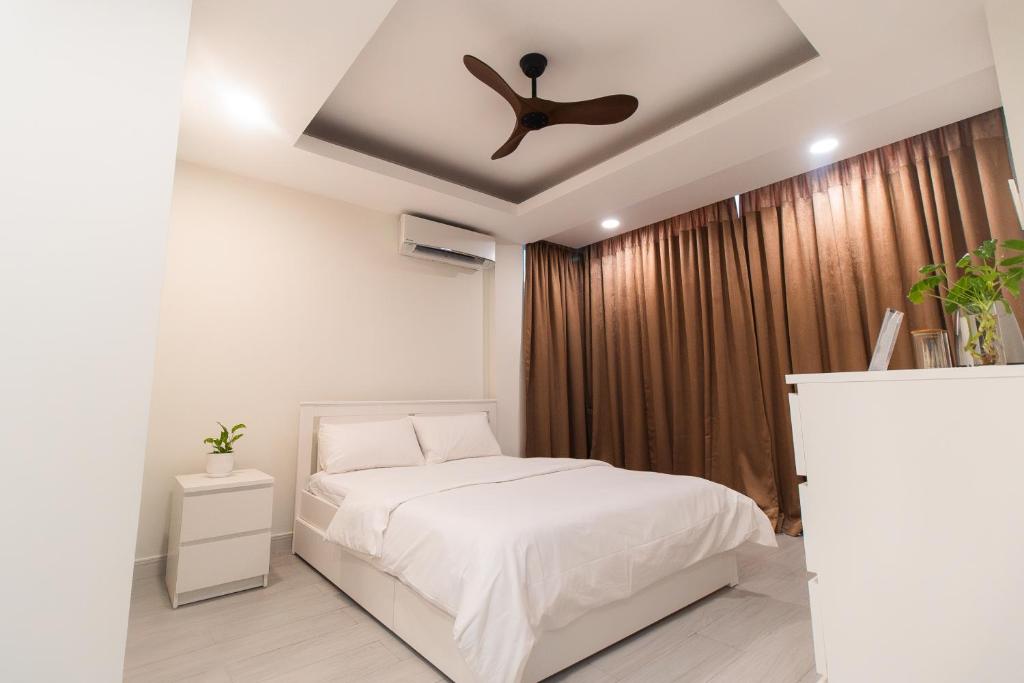 Postel nebo postele na pokoji v ubytování 203 Comfy Modern Room in Hulhumale by the Beach