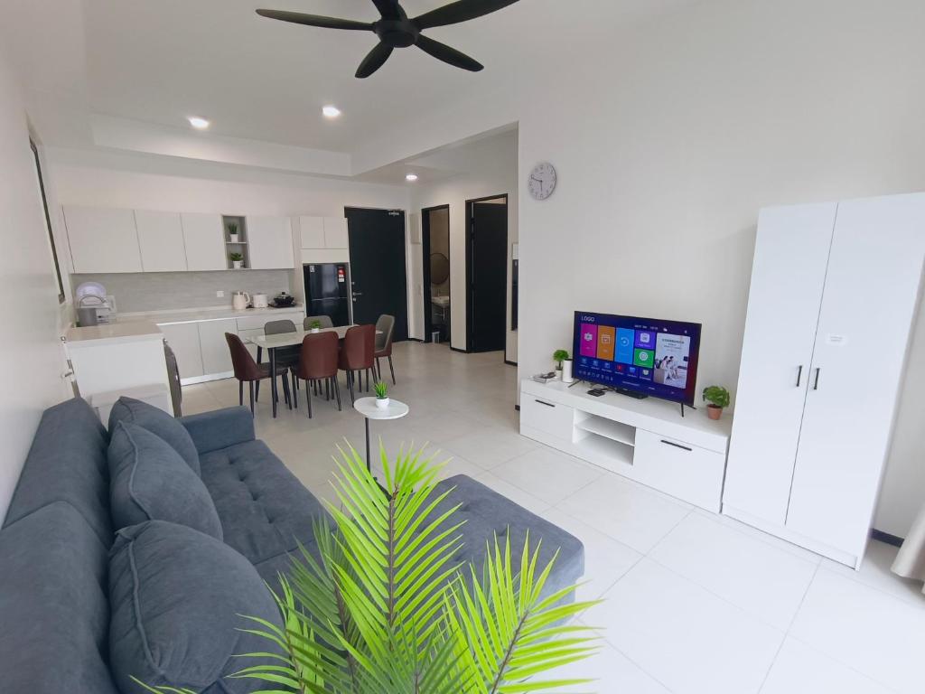 Infinity Pool, Urban Suites, Georgetown, 2 Car Parks by Star Home في جورج تاون: غرفة معيشة مع أريكة زرقاء ومطبخ