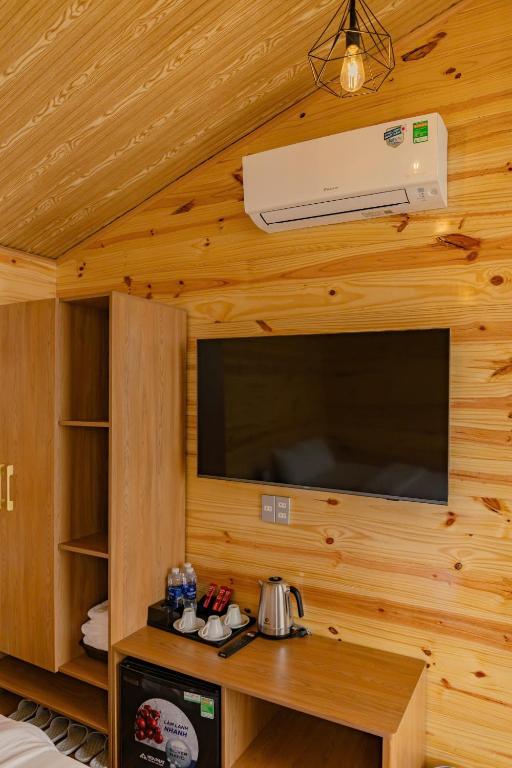 TV a/nebo společenská místnost v ubytování Gemstone Villa Măng Đen